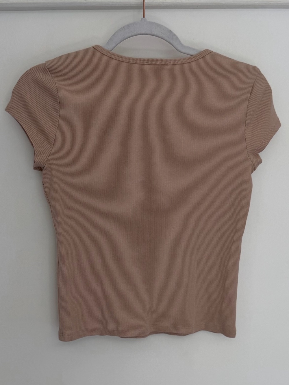 Reformation "Muse" Sand Tan Neutral Ribbed Baby Cropped Tee Shirt - Picture 11 of 16